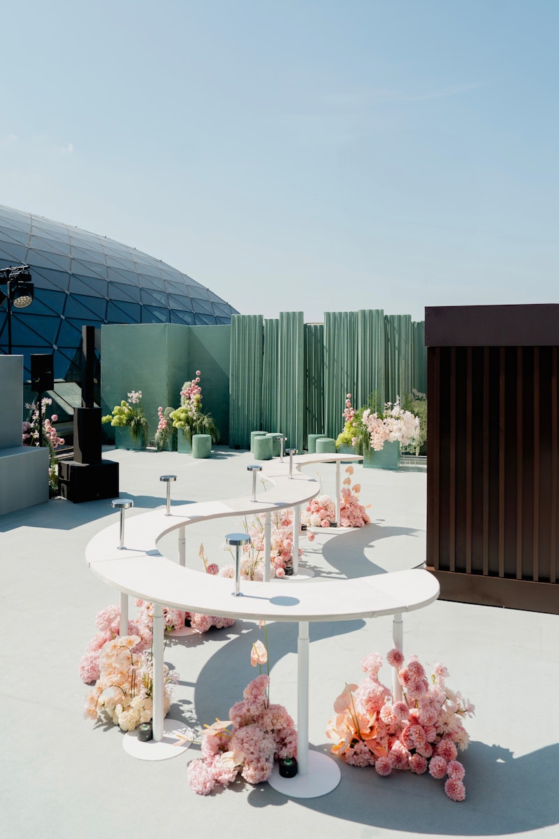 Стол коктейльный Твист Лепесток, Рафаэлло + Кремовый бисквит  (телескопическая нога)