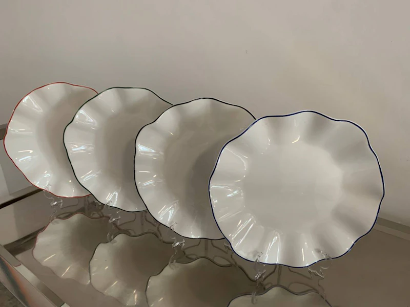 Порционная тарелка Лотос с красной каймой М