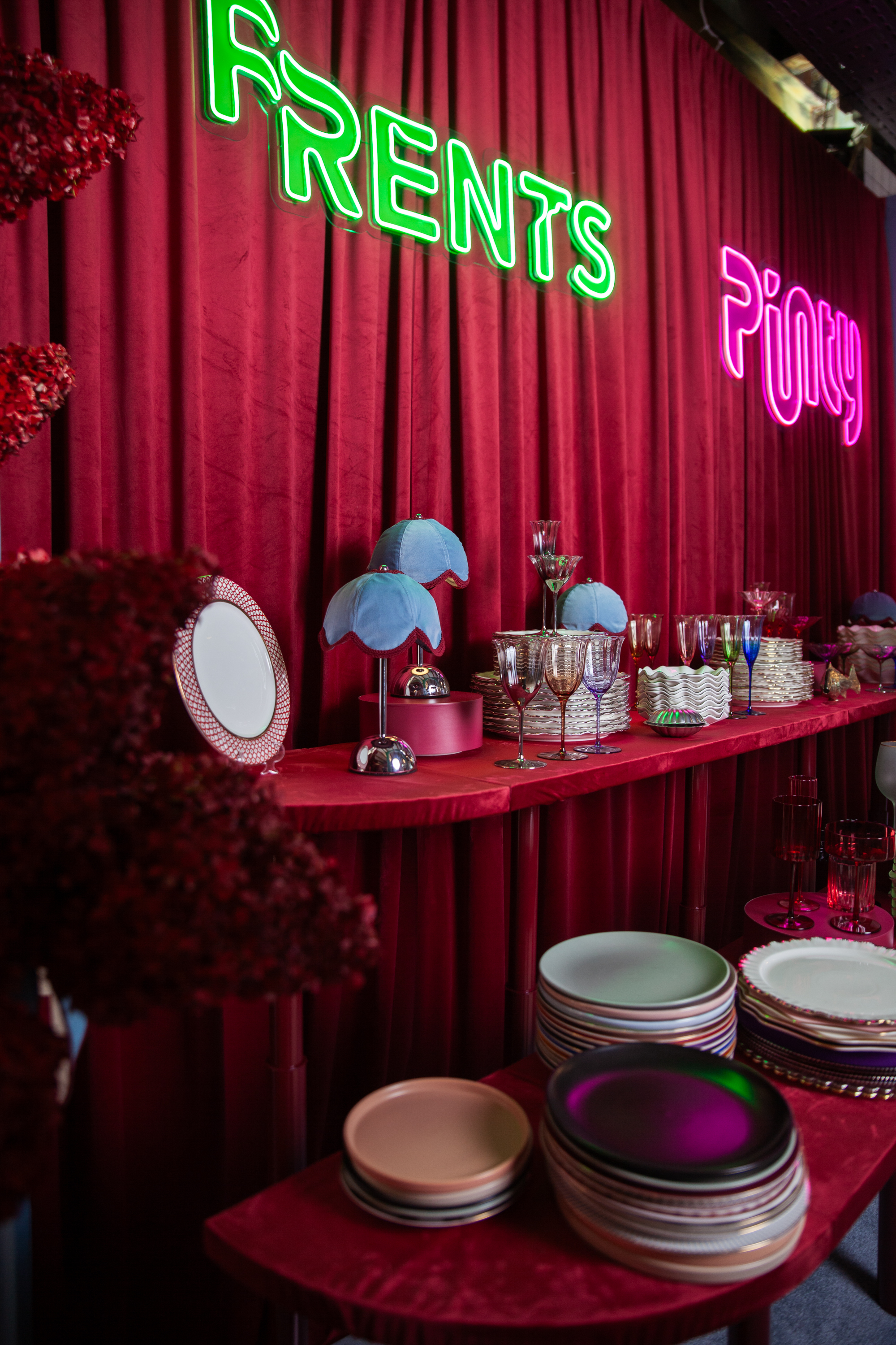 Стол коктейльный Твист Лепесток, пьяная вишня (телескопическая нога)