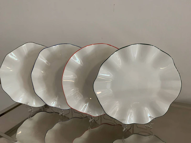 Сервировочная тарелка Лотос с черной каймой