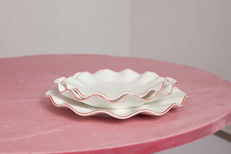 Порционная тарелка Лотос с красной каймой С