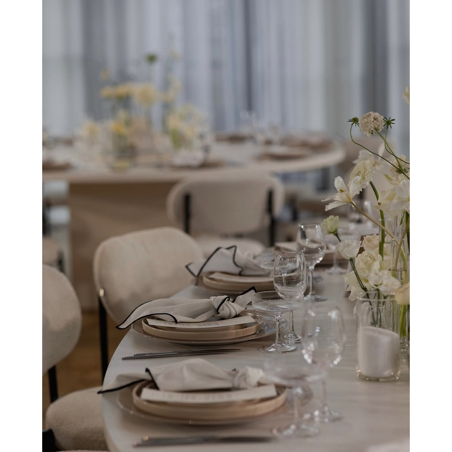 Салфетка молочная с черным кантом - Фото миниатюра 2