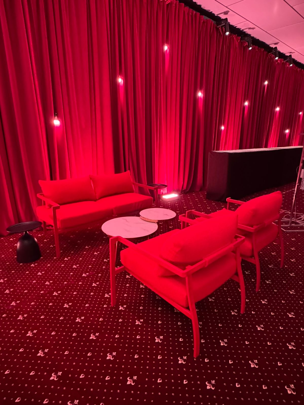 Диван Хагги М, Красный бархат + Красный Тедди