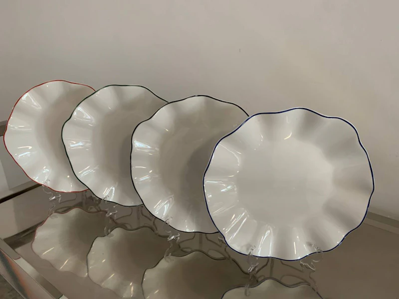 Порционная тарелка Лотос с черной каймой М