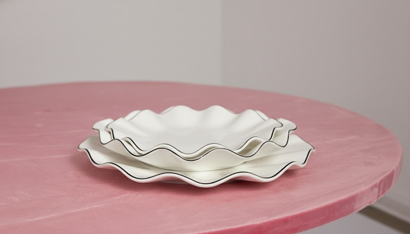 Сет порционных тарелок Лотос с черной каймой