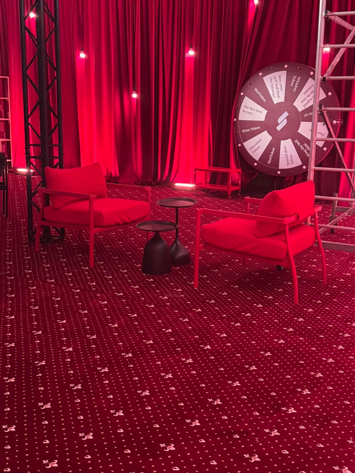 Диван Хагги М, Красный бархат + Красный Тедди