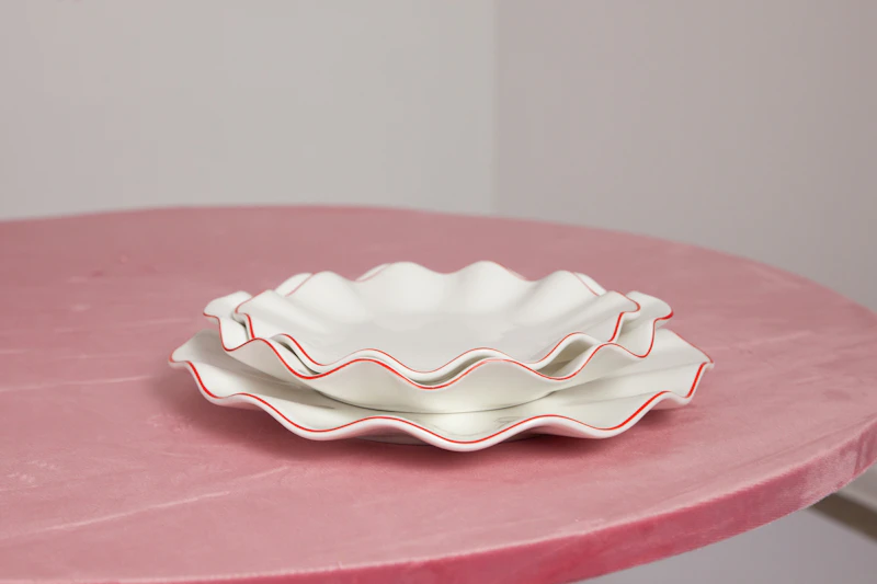 Порционная тарелка Лотос с красной каймой М