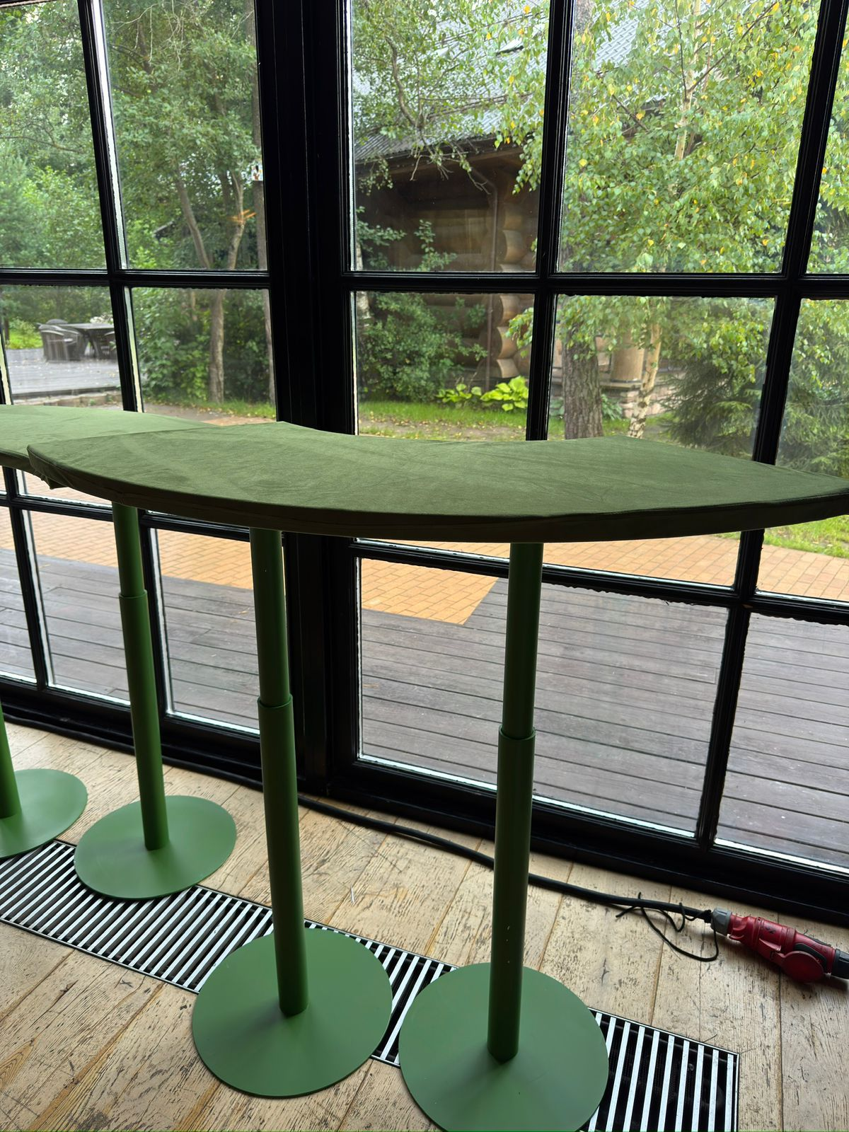 Стол коктейльный Твист Змейка М, Фисташковое пралине + мачта (телескопические ноги)