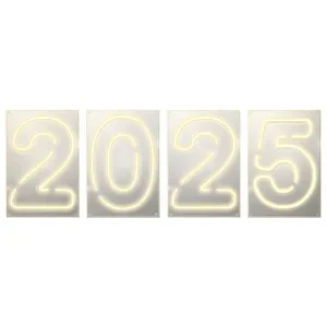 Неоновая надпись “2025”