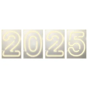 Неоновая надпись “2025”