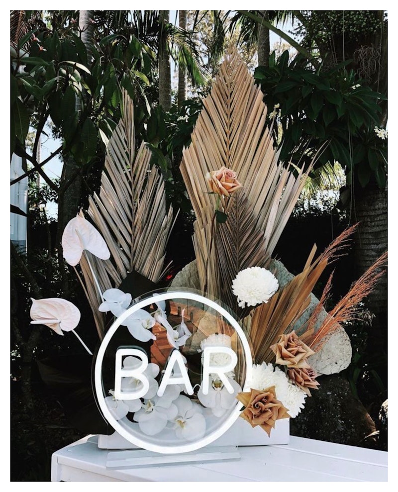 Неоновая надпись на подставке "Бар"