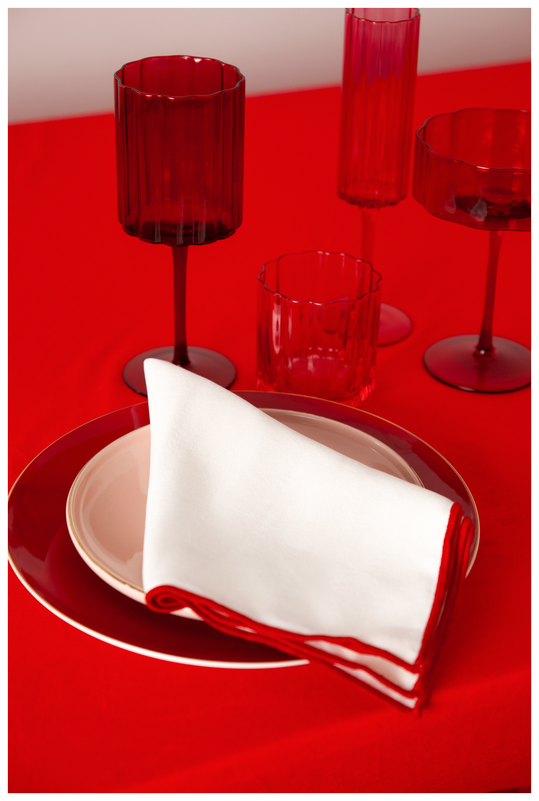 Салфетка белая с красным кантом