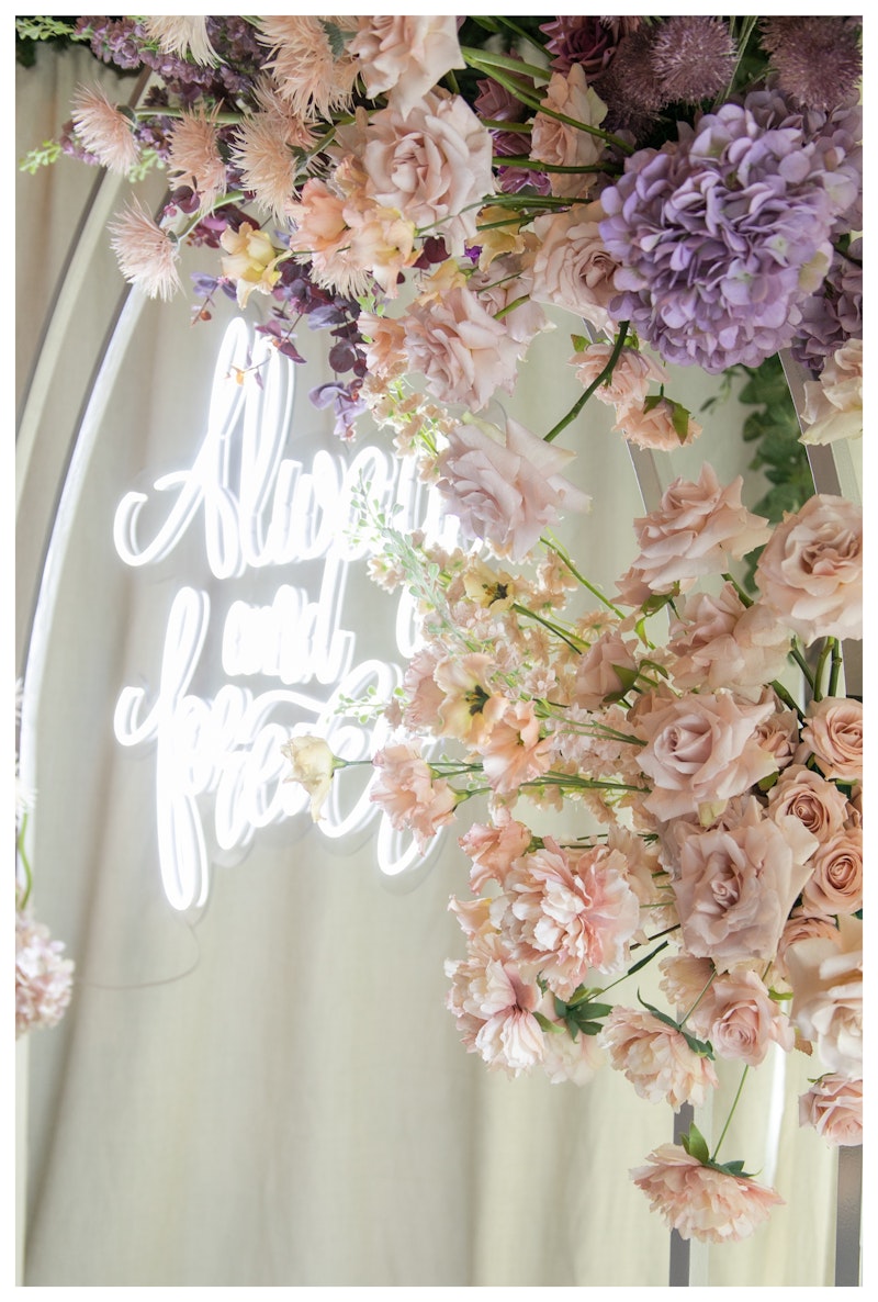 Неоновая надпись "Олвэйс энд Форовер"