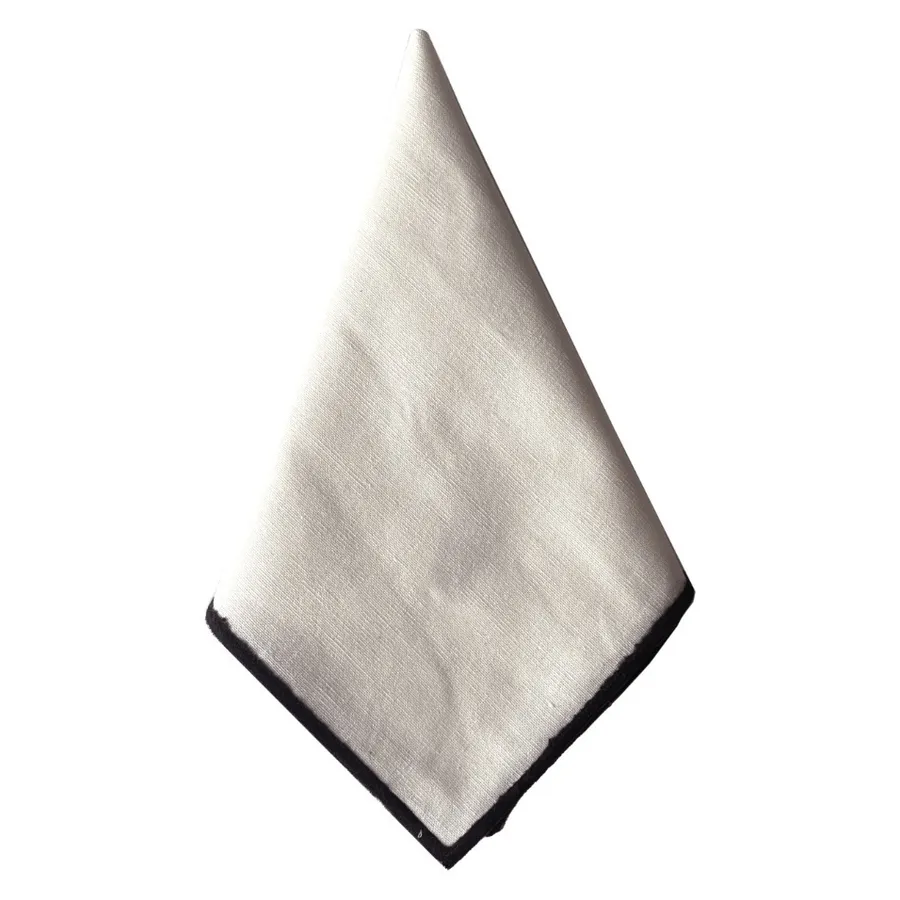 Салфетка молочная с черным кантом - Фото миниатюра 1