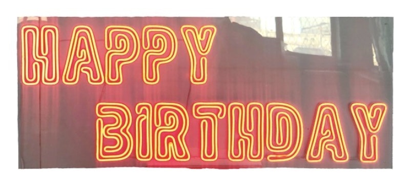 Неоновая надпись Хэппи Берздей красная