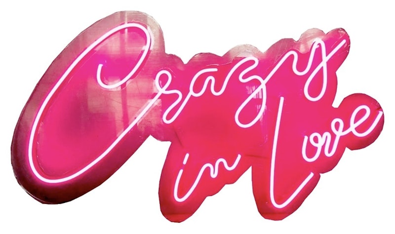 Неоновая надпись "Крейзи ин Лав"