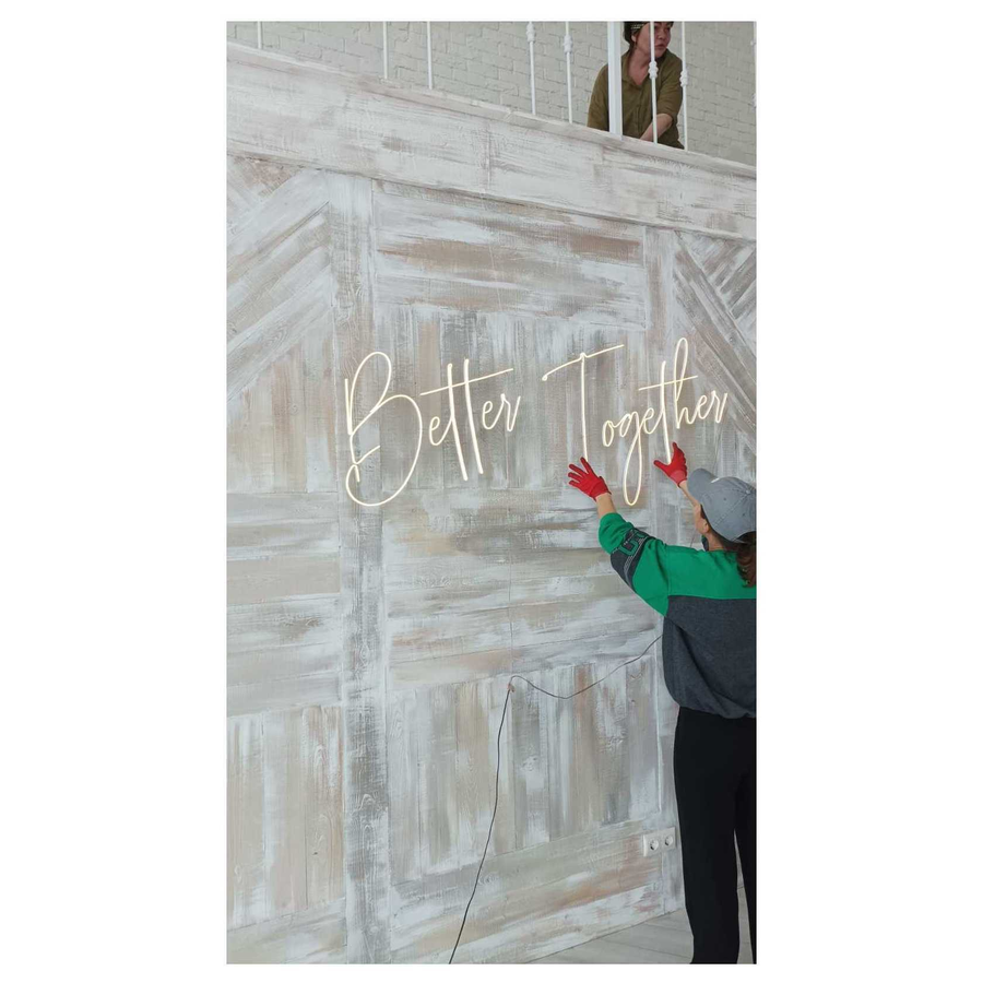 Неоновая надпись "Беттер Тугезер" (желтая) - Фото миниатюра 4