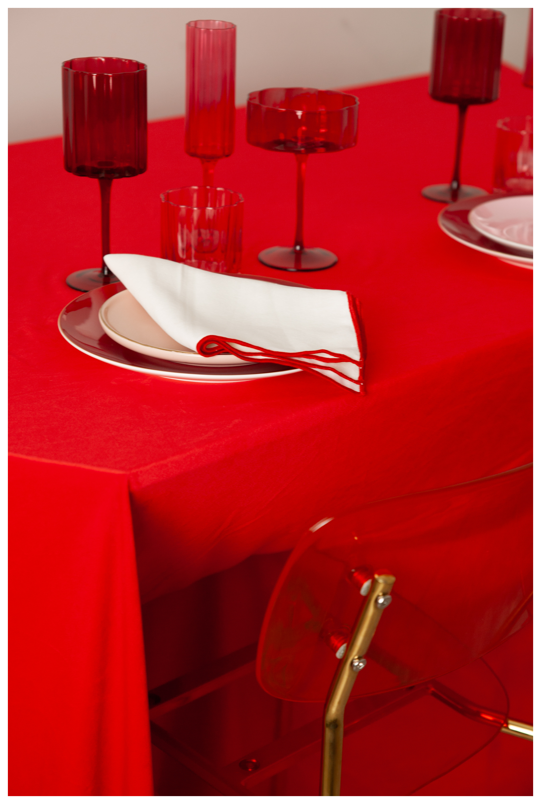 Салфетка белая с красным кантом