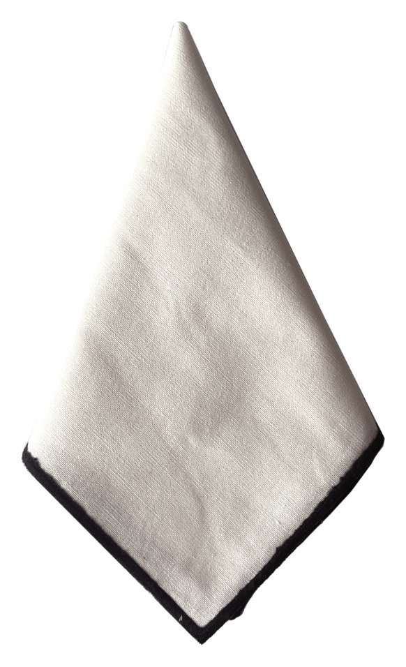 Салфетка молочная с черным кантом