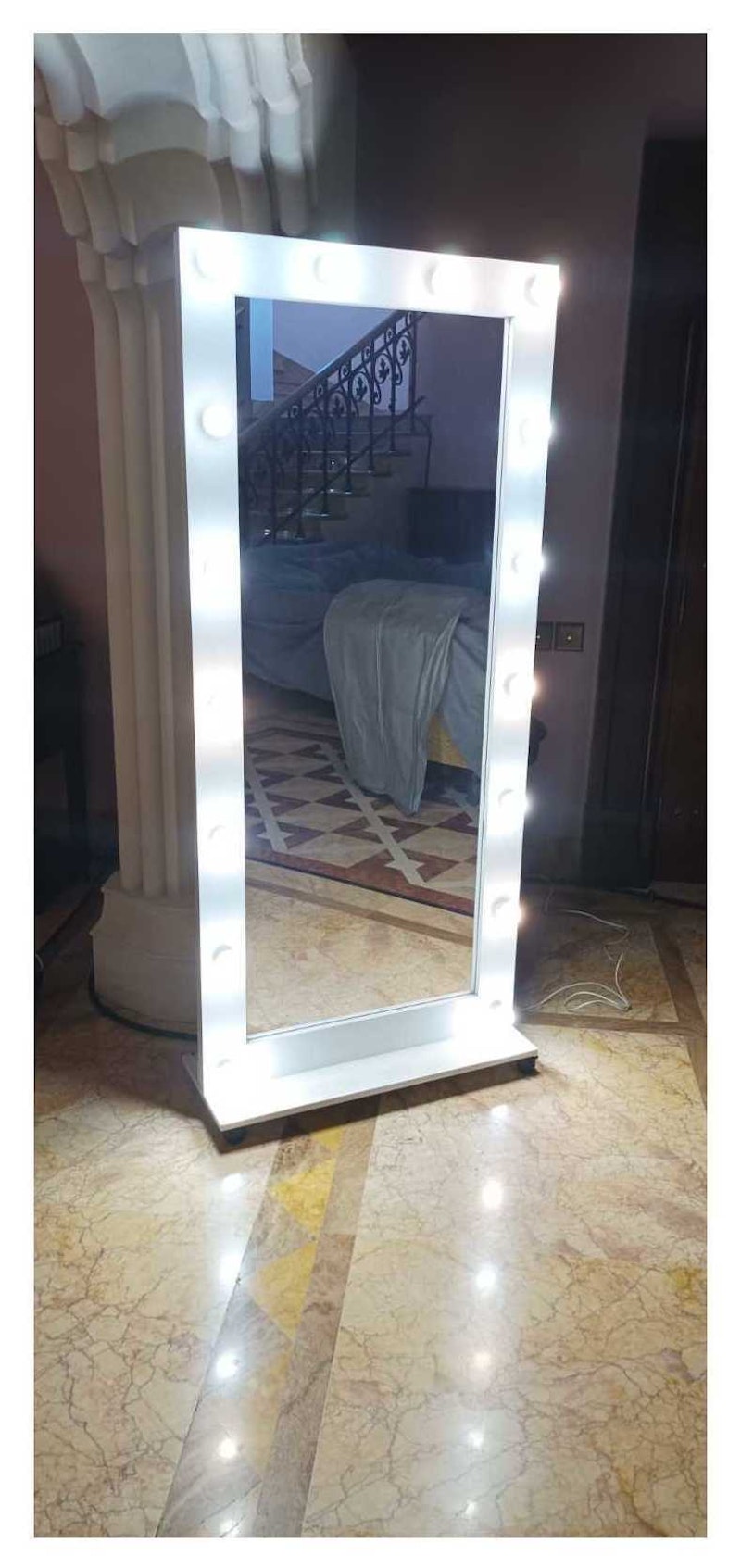 Зеркало напольное на колесиках