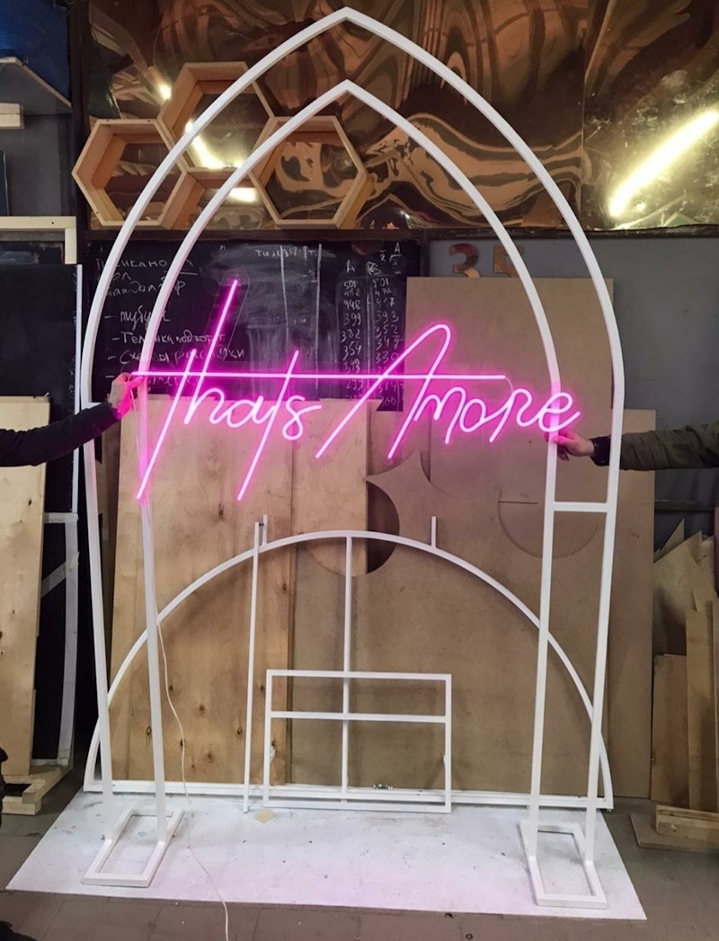 Неоновая надпись "Затс Амор", розовая