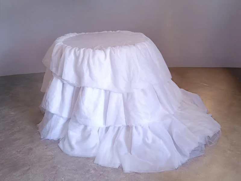 Скатерть с рюшами для столика для торта