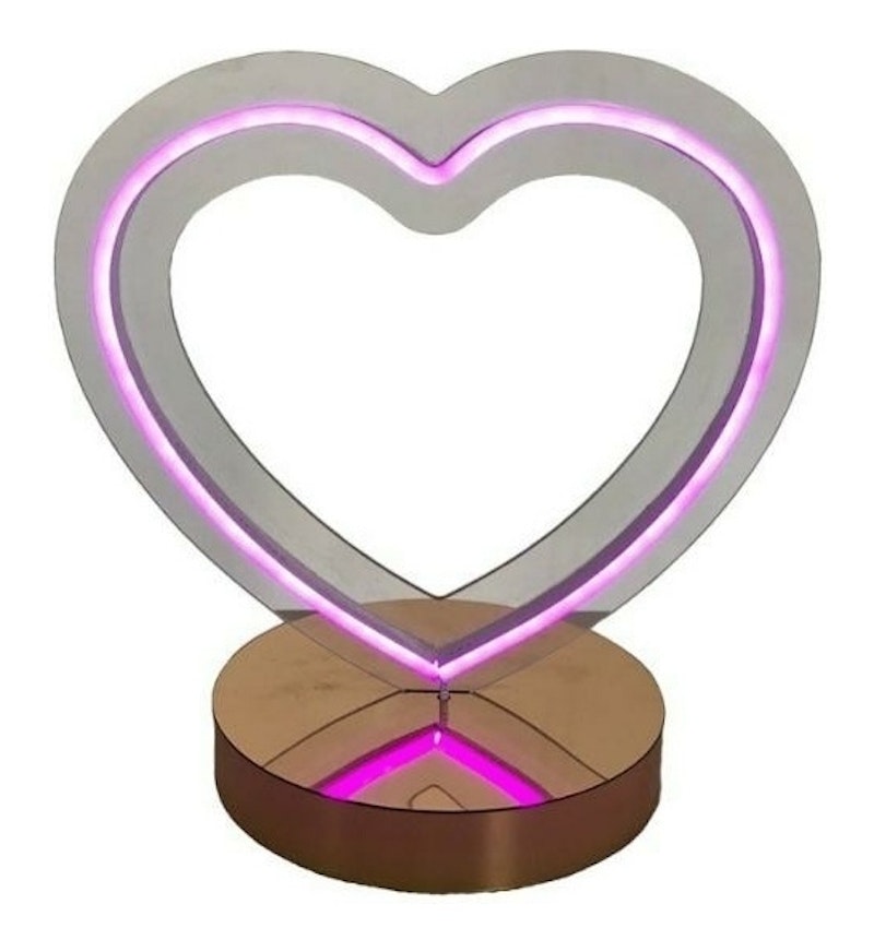 Светящееся неоновое сердце на подставке
