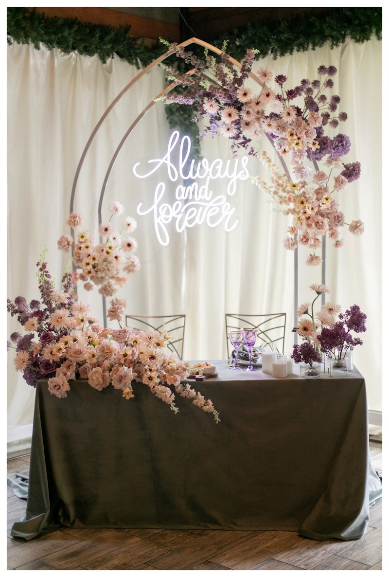 Неоновая надпись "Олвэйс энд Форовер"