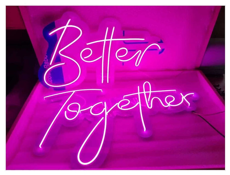 Неоновая надпись "Беттер Тугезер" (розовая)