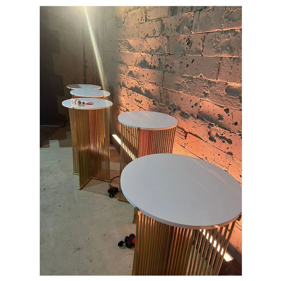 Коктейльный стол Шреддер Золото с круглой столешницей c белой столешницей - Фото миниатюра 3