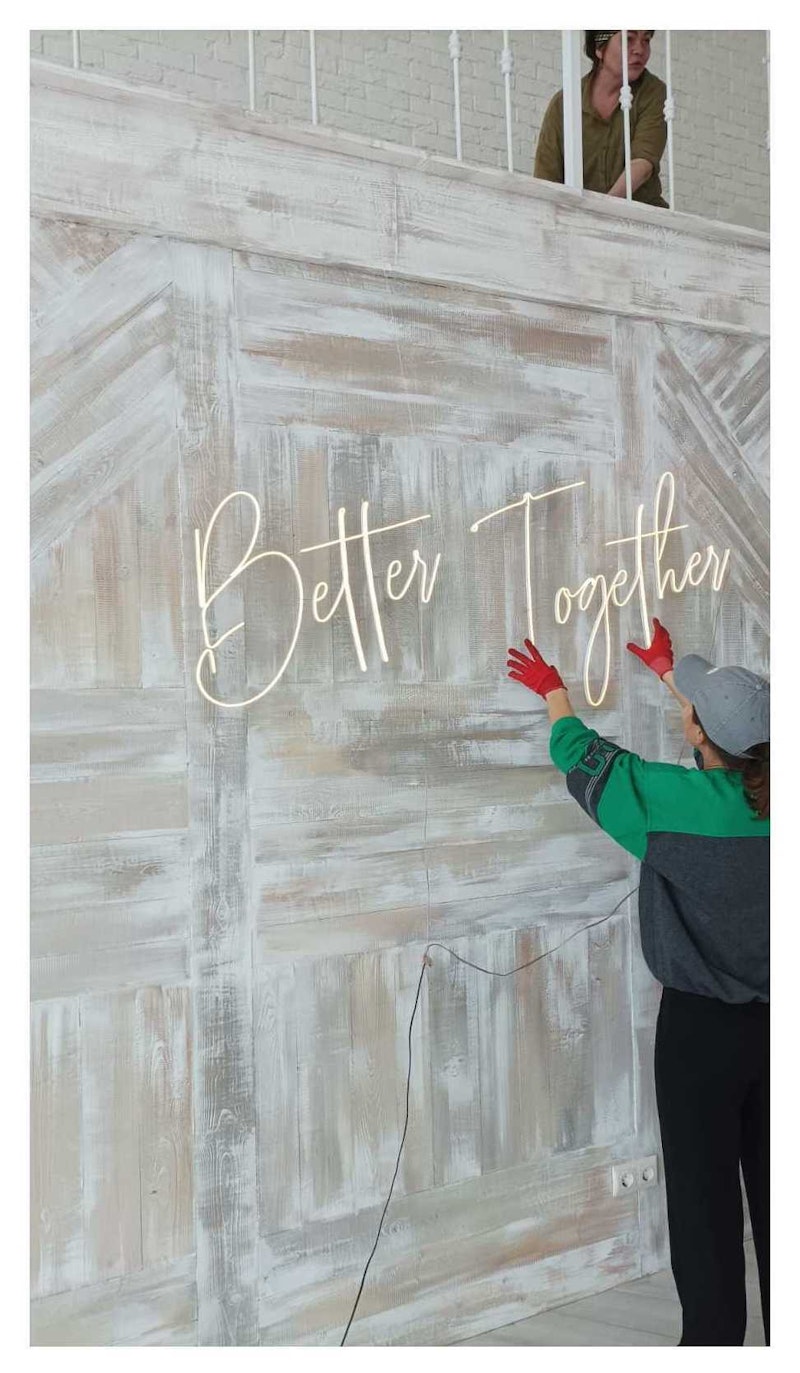 Неоновая надпись "Беттер Тугезер" (желтая)