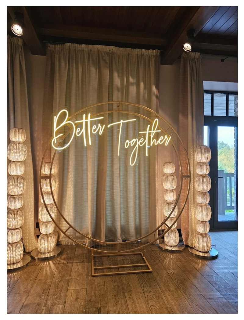 Неоновая надпись "Беттер Тугезер" (желтая)