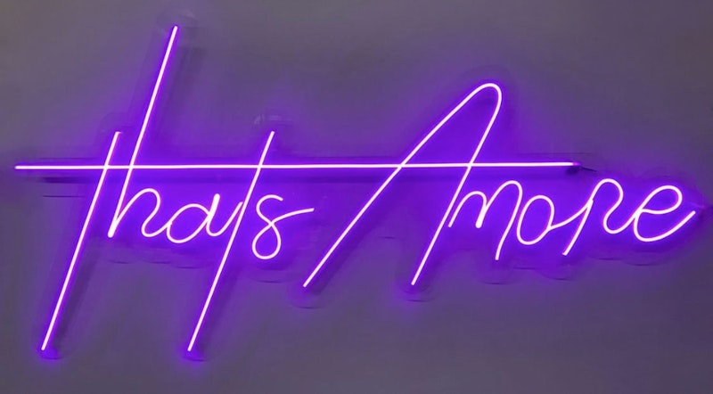 Неоновая надпись "Затс Амор", фиолетовая