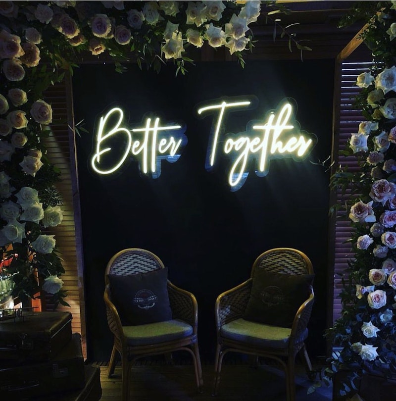 Неоновая надпись "Беттер Тугезер" (желтая)