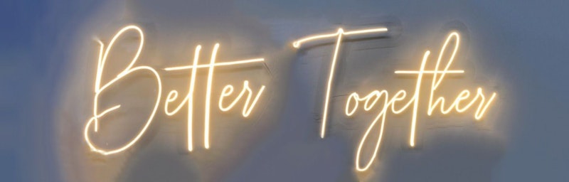 Неоновая надпись "Беттер Тугезер" (желтая)