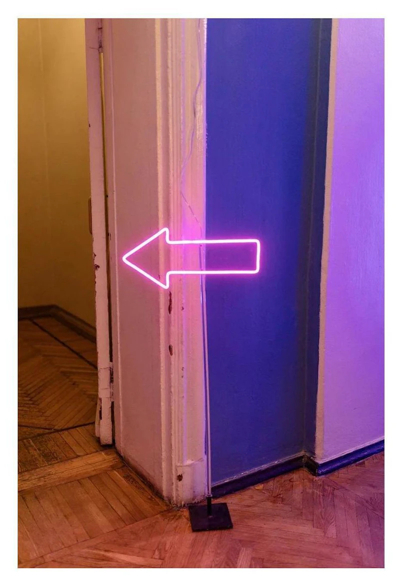 Указатель "Стрелка" из неона