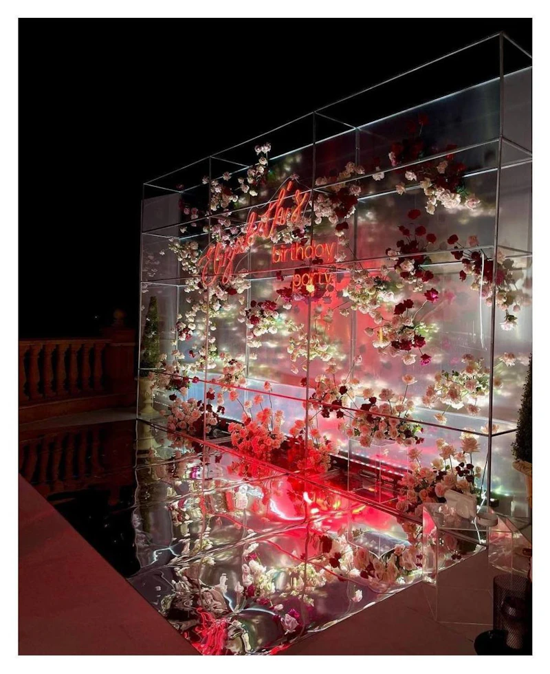 Неоновая вывеска "Вечеринка на день рождения"