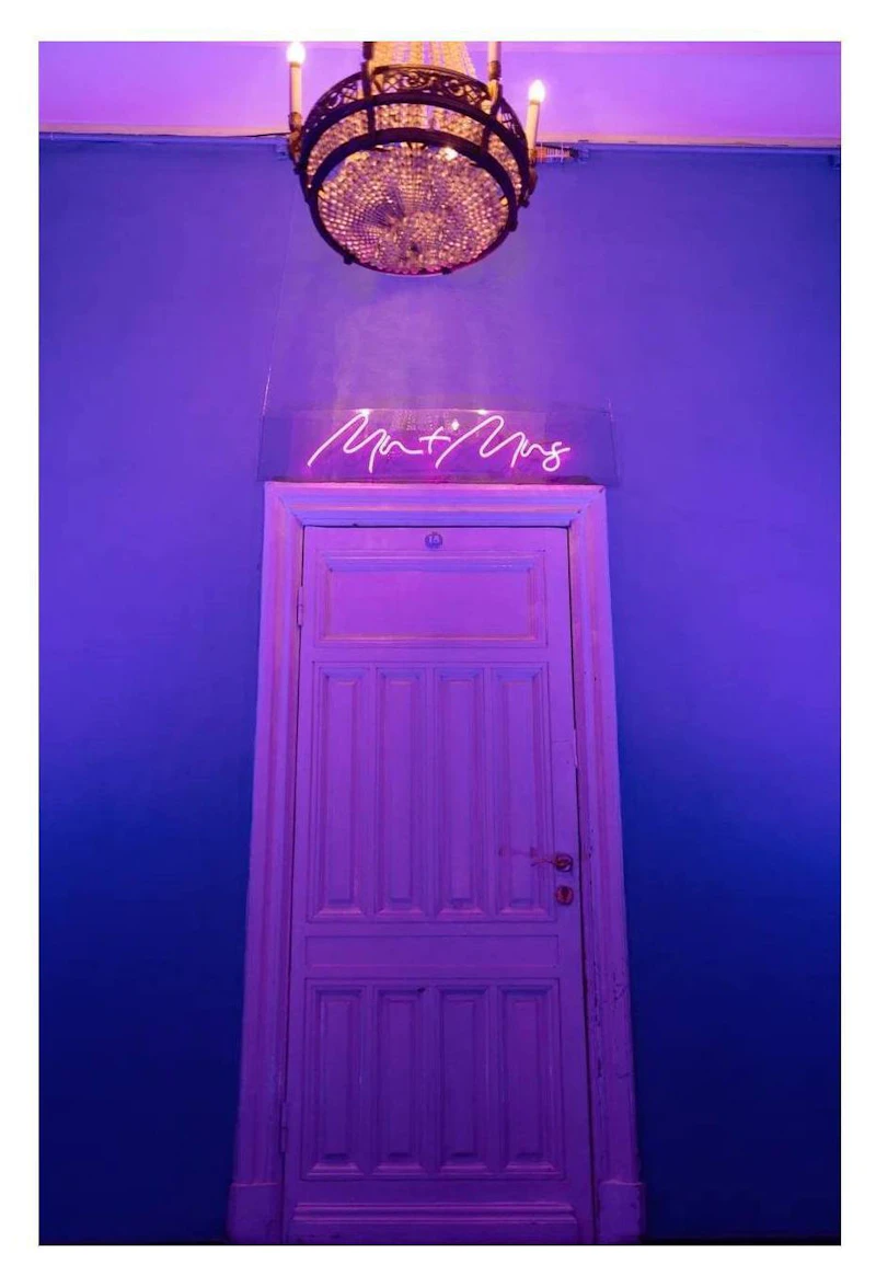 Неоновая вывеска Мистер + Миссис. розовая