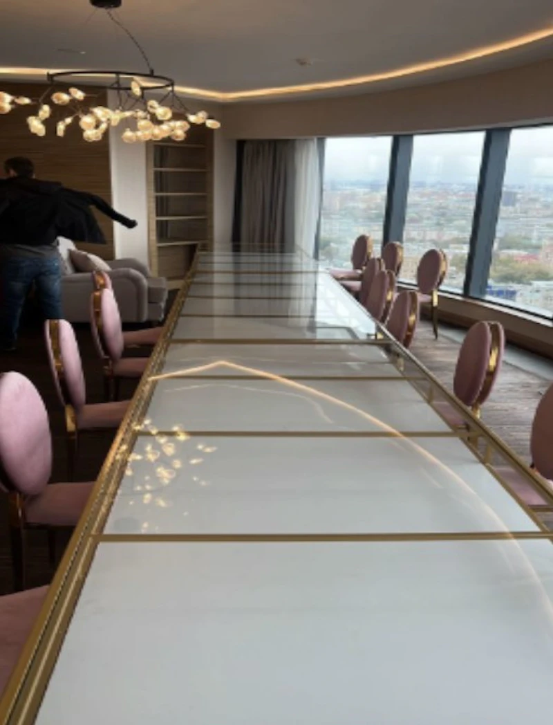 Стол "Лофт Голд", прозрачная столешница, белое подстолье