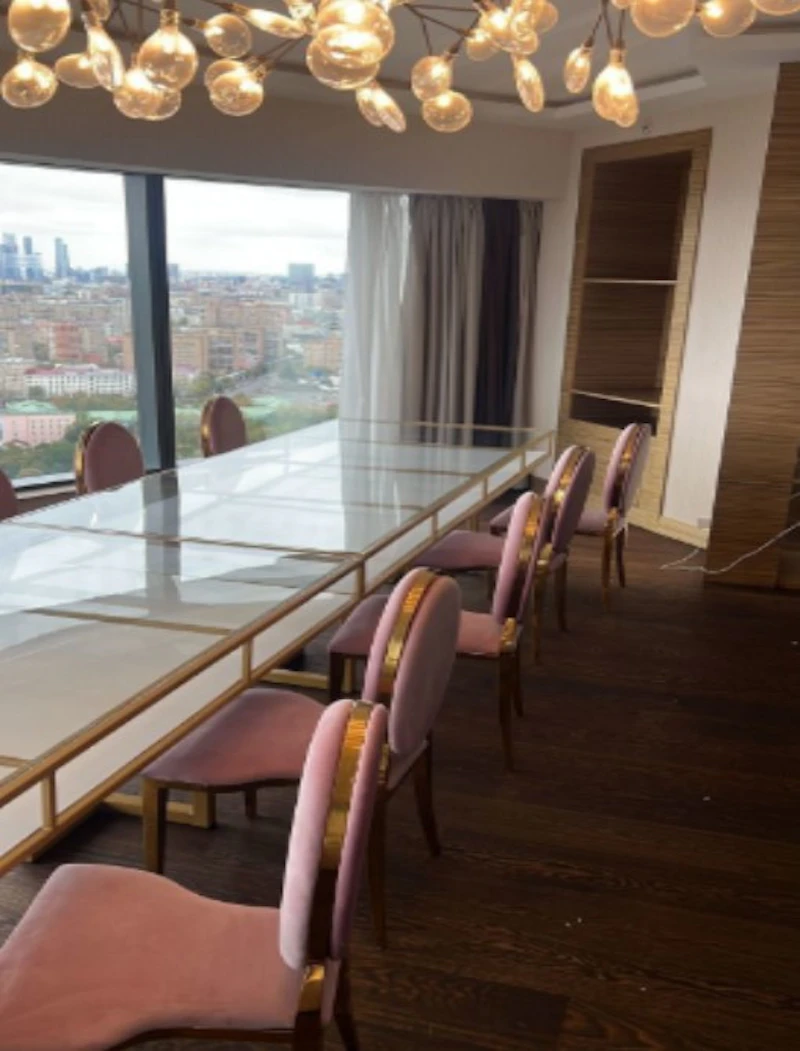 Стол "Лофт Голд", прозрачная столешница, белое подстолье